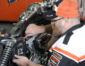 Lead Image Horizontal H-D Technician Services a Battery